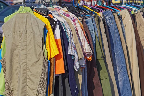 Rommelmarkt kleding — Stockfoto