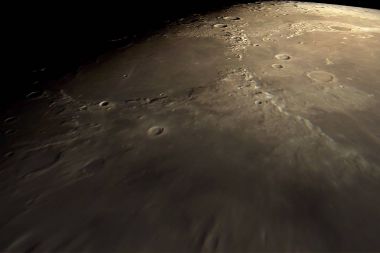 Ay yüzeyine üzerinde uçan