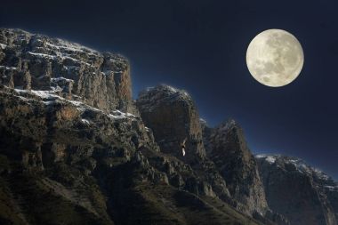 Dolunay Sıradağları üzerinde yükselen