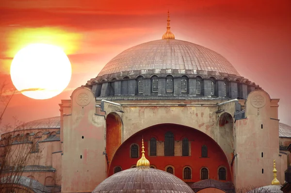 Die Sonne Geht Neben Der Majestätischen Kuppel Der Hagia Sophia — Stockfoto