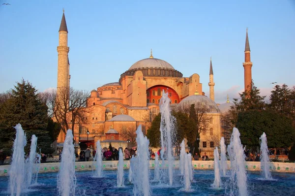 Muhteşem Aya Sofya Müzesi modern Istanbul'da