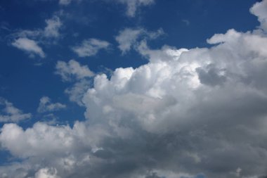 Mavi gökyüzü üzerinde güzel bulut formasyonları