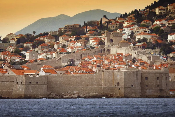 Dubrovnik'in tarihi şehir Hırvatistan Adriyatik sahil, deniz surlarının kısmi görünümü       