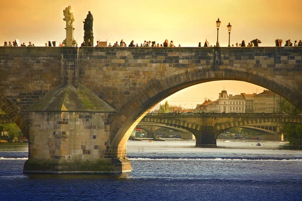 Prag Vltava Nehri Geçerek Tarihi Charles Köprüsü — Stok fotoğraf