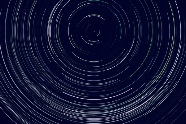 Yıldız izleri. Dünya 'nın dönüşü nedeniyle gece gökyüzünde kutup yıldızlarının etrafında ışık çizgileri.
