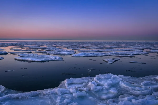 薄紫色の日没の空に対する海の氷のブロック — ストック写真