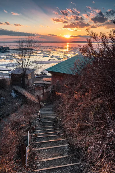 Oude Trap Naar Het Huis Aan Zee Bij Zonsondergang — Stockfoto