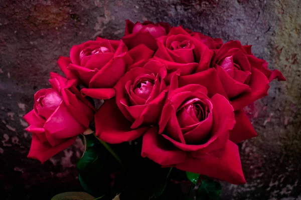 黑漆漆的背景上的一束红玫瑰 — 图库照片