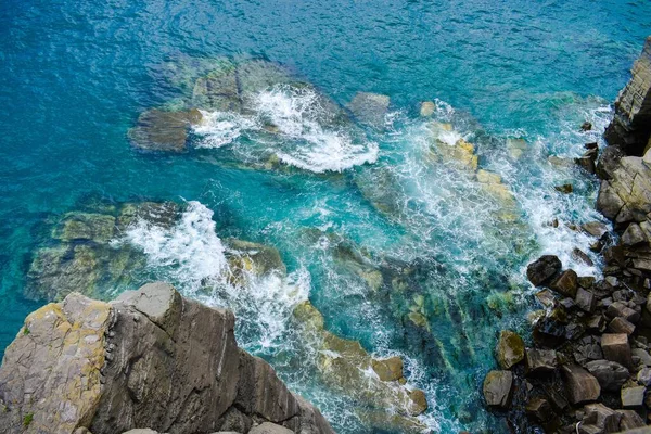 Turkuaz Dalgaların Kayalara Çarpmasının Üst Görüntüsü — Stok fotoğraf