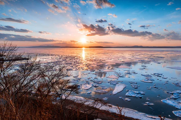 浮氷による海の夕日の反射 ロイヤリティフリーのストック写真