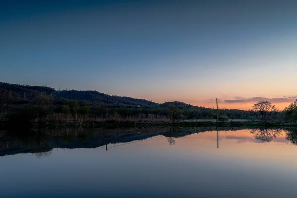 Lago Con Una Superficie Reflectante Atardecer — Foto de Stock