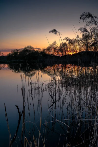 Danau Dengan Permukaan Sempurna Halus Saat Matahari Terbenam — Stok Foto