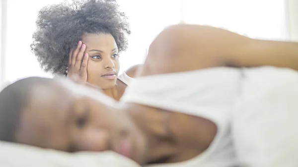 Pareja africana enamorada en la cama — Foto de Stock