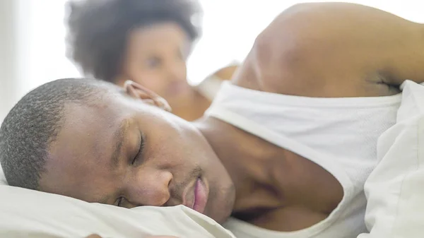 Pareja africana enamorada en la cama — Foto de Stock