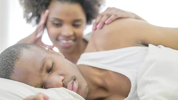Африканская пара влюблена в постель — стоковое фото