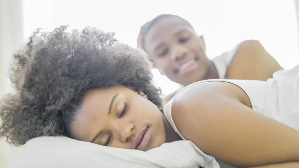 Pareja africana enamorada en la cama —  Fotos de Stock