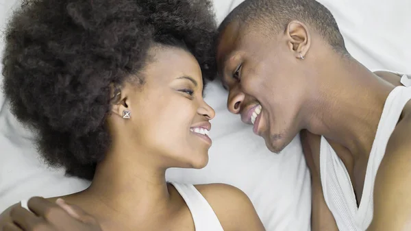 Pareja africana enamorada en la cama —  Fotos de Stock