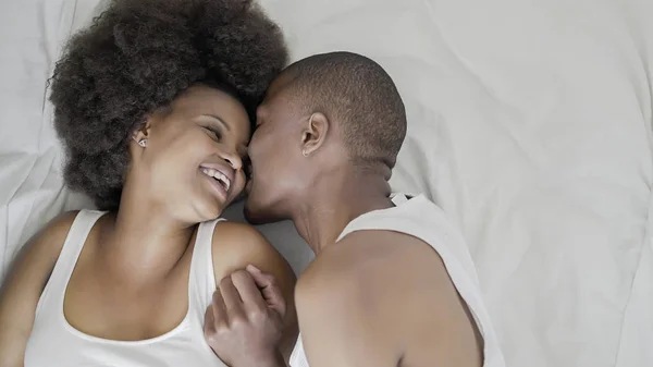 Afrykańska para zakochana w łóżku — Zdjęcie stockowe