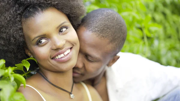 Jovem casal africano apaixonado — Fotografia de Stock