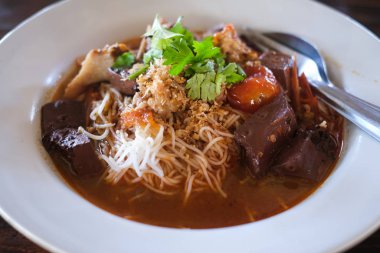 Baharatlı domuz soslu erişte ve domates, Tayland yemeği..