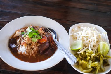Baharatlı domuz soslu erişte ve domates, Tayland yemeği..