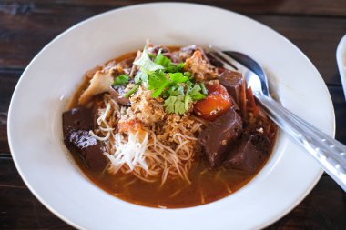 Baharatlı domuz soslu erişte ve domates, Tayland yemeği..