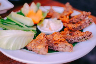 Sebzelerle süslenmiş tatlı soslu domuz eti gevreği..