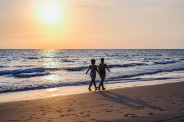 Denizin üzerinde güzel bir gün batımı Palmiyeler, manzara, Tayland.