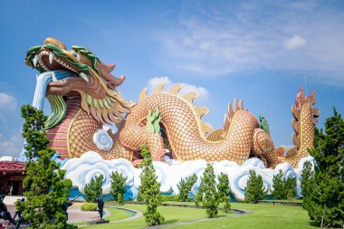 Supanburi - 13 Ekim 2019: Supanburi kasabasındaki Çin tapınağı ve Ejderha Nesli Müzesi, Tayland