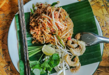 Tayland usulü kızarmış erişte veya Pad-Thai, taze karides, yumurta, domuz eti, Tayland 'da popüler.
