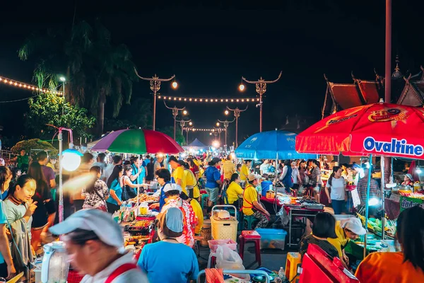 Nan, Tayland - 26 Nisan 2019: Nan yürüyüş caddesinde Nan kasabasındaki Nan kasabasında turist ve hediyelik eşya dükkanı var.