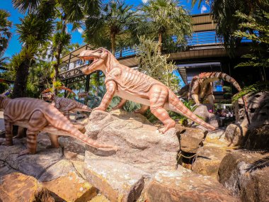 Pattaya, Tayland - 31 Aralık 2019: Suan Nongnooch Pattaya 'nın bahçe manzarası, Fransız bahçesi, mavi gökyüzü ve yeşil dağ ve dinozor heykeli.