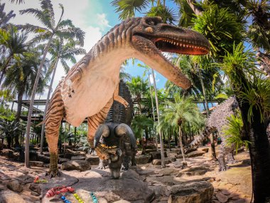 Pattaya, Tayland - 31 Aralık 2019: Suan Nongnooch Pattaya 'nın bahçe manzarası, Fransız bahçesi, mavi gökyüzü ve yeşil dağ ve dinozor heykeli.