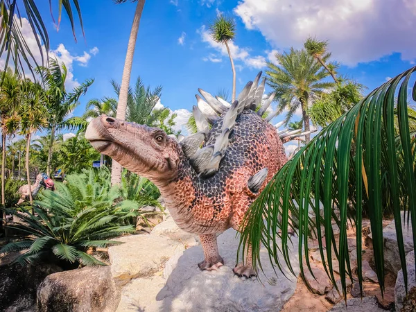 Pattaya, Tayland - 31 Aralık 2019: Suan Nongnooch Pattaya 'nın bahçe manzarası, Fransız bahçesi, mavi gökyüzü ve yeşil dağ ve dinozor heykeli.