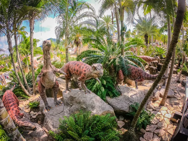 Pattaya, Tayland - 31 Aralık 2019: Suan Nongnooch Pattaya 'nın bahçe manzarası, Fransız bahçesi, mavi gökyüzü ve yeşil dağ ve dinozor heykeli.