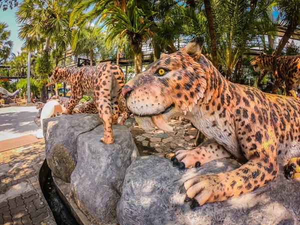 Pattaya, Tayland - 31 Aralık 2019: Suan Nongnooch Pattaya 'nın bahçe manzarası, Fransız bahçesi, mavi gökyüzü ve yeşil dağ ve dinozor heykeli.
