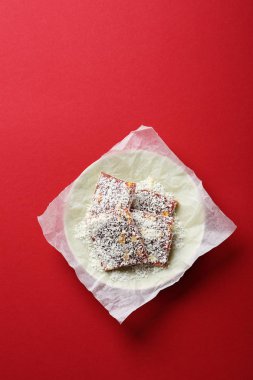 şekerli tatlı plaka üzerinde