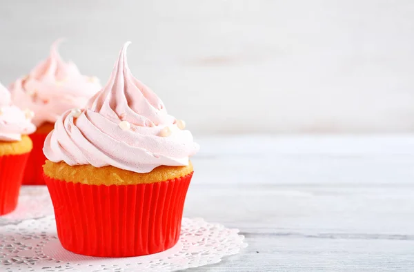 Süße Cupcakes mit Sahne — Stockfoto