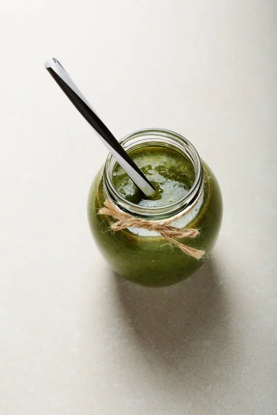 Зеленый смузи в банке с соломой — стоковое фото