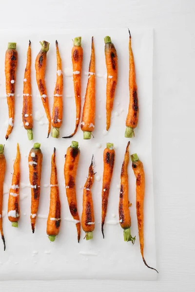 Zanahorias al horno con colas sobre fondo de madera — Foto de Stock