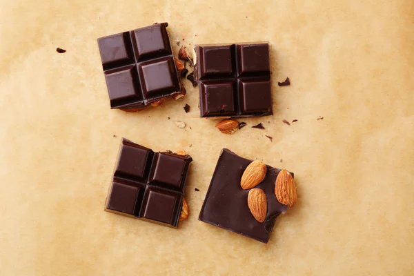 Chocolat noir aux amandes entières — Photo