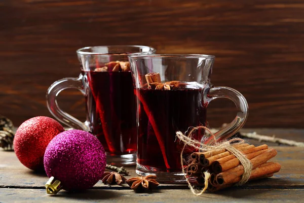 Dois vidros com vinho quente na mesa rústica — Fotografia de Stock