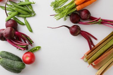 Beyaz ahşap üzerine taze sebze