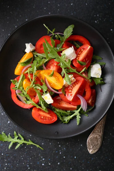 Färsk tomatsallad på tallrik — Stockfoto