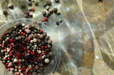 Eski arka plan üzerinde baharatlı biber