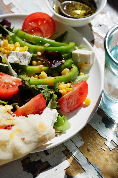 Salada com tomate e pimenta verde — Fotografia de Stock
