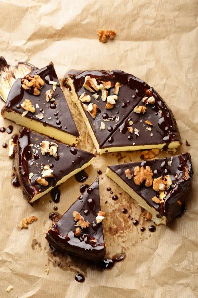 Cheesecake with nuts and chocolate — Stock Photo, Image