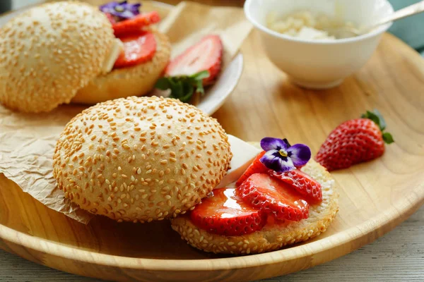 Hamburguesa con fresa fresca y queso blando —  Fotos de Stock