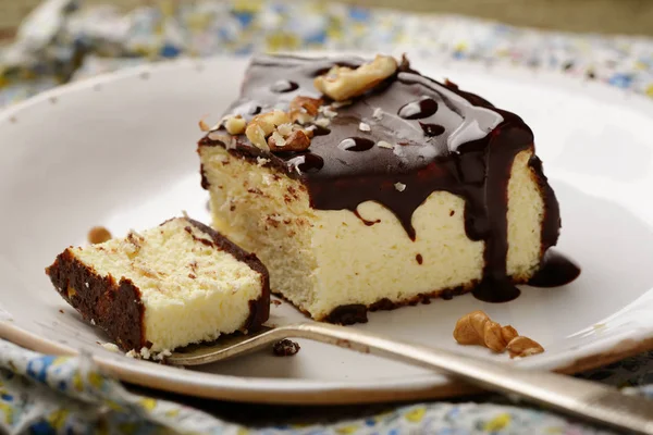 Cheesecake with chocolate icing — Stock Photo, Image