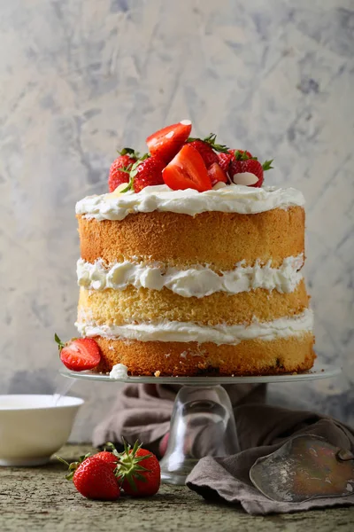 Gâteau maison à la crème et aux baies — Photo